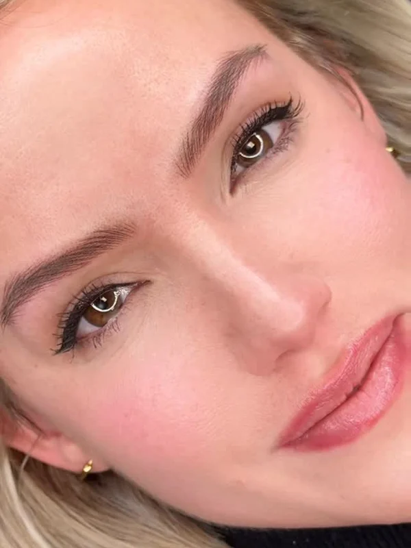 Cejas con microblading hechas por Valeria Luna, clienta 2